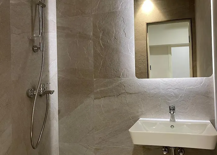 Airport-bus - 13 North - 2 *